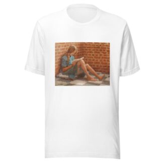 Læsende pige siddende ved en murstensvæg by Julius Paulsen T-Shirt