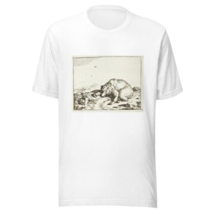 Liggende bjørn med en udstrakt pote by Marcus de Bye T-Shirt