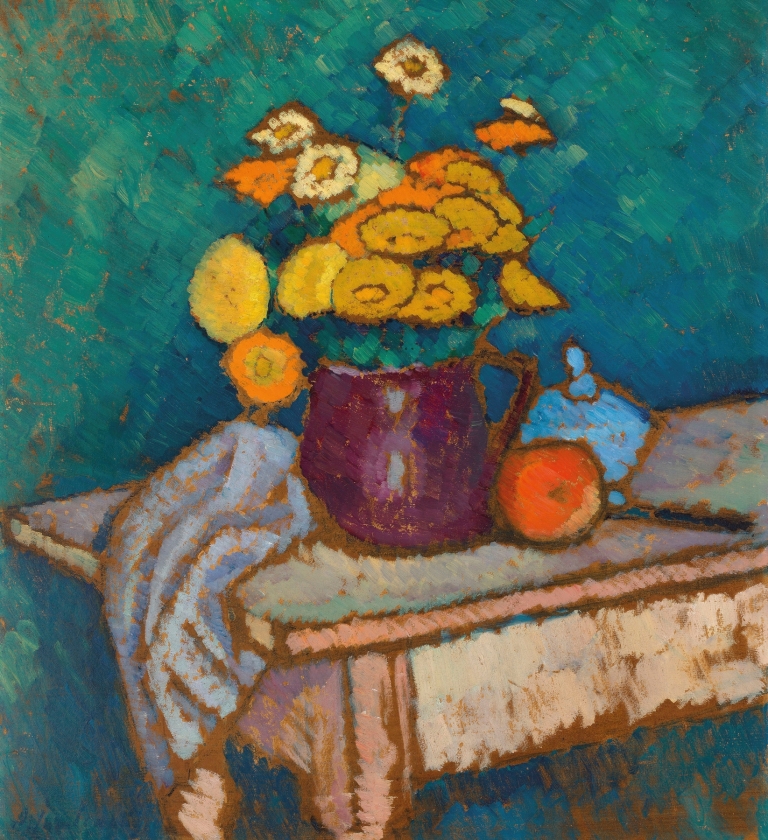 Stillleben mit Tuch, Blumen im Krug, Apfel und Behälter auf Tisch by Alexej von Jawlensky